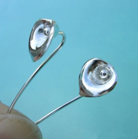 Super Cute Calily Earrings in SILVER plating - Picture 2 of 9